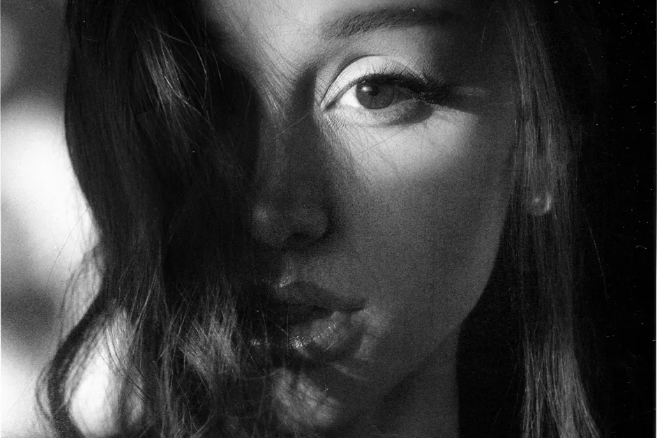 Ariana Grande'den Klasik Hollywood Esintisi
