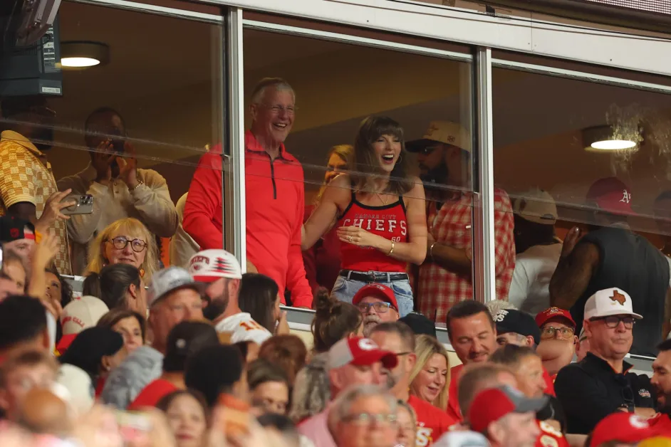 /u/Contents/t/a/taylor-swift-chiefs-colts-2026-billboard-1800-1790019445.png