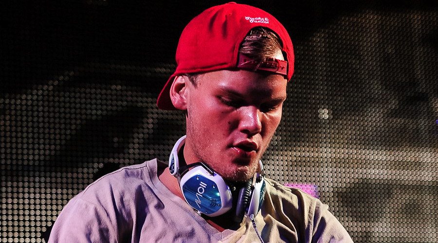 https://cdn.radyofenomen.com/u/img/c/a/v/avicii-1447314230.jpg