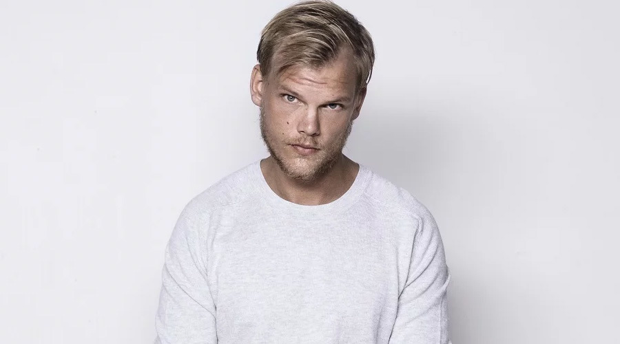 https://cdn.radyofenomen.com/u/img/c/a/v/avicii-1524651137.jpg