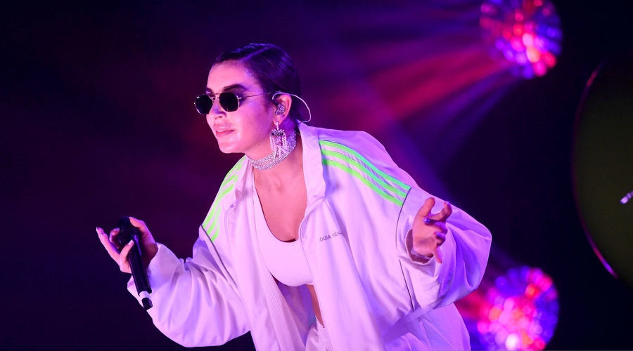 https://cdn.radyofenomen.com/u/img/c/c/h/charlixcx-1526642717.jpg