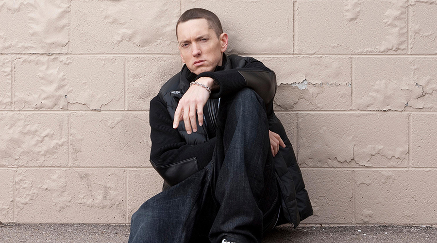 https://cdn.radyofenomen.com/u/img/c/e/m/eminem-1580386412.jpg