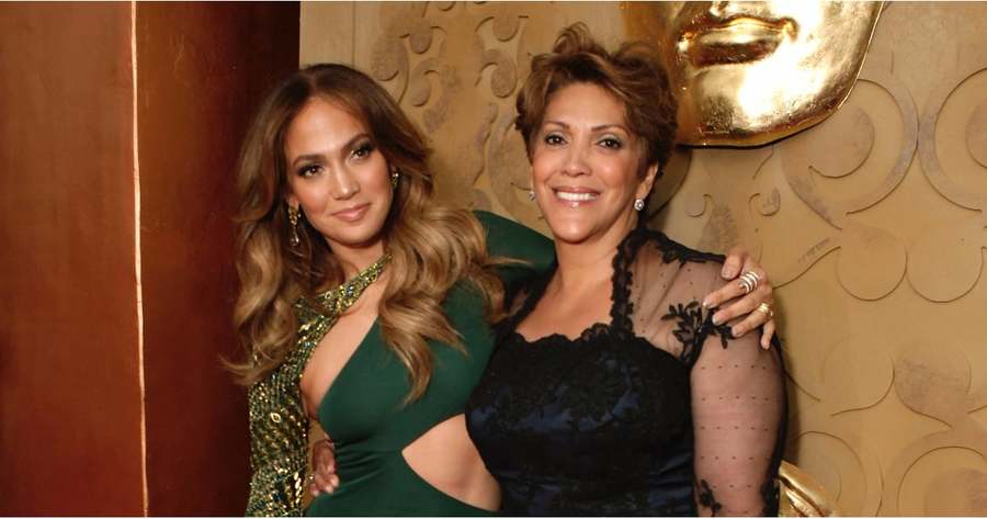 https://cdn.radyofenomen.com/u/img/c/j/e/jennifer-lopez-her-mom-are-2-peas-pod-1633027941.jpg