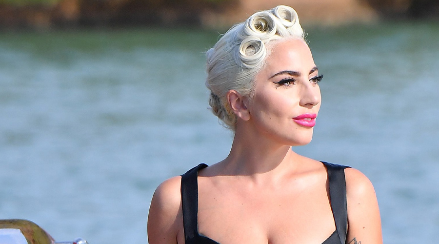 https://cdn.radyofenomen.com/u/img/c/l/a/ladygaga-1545307030.jpg