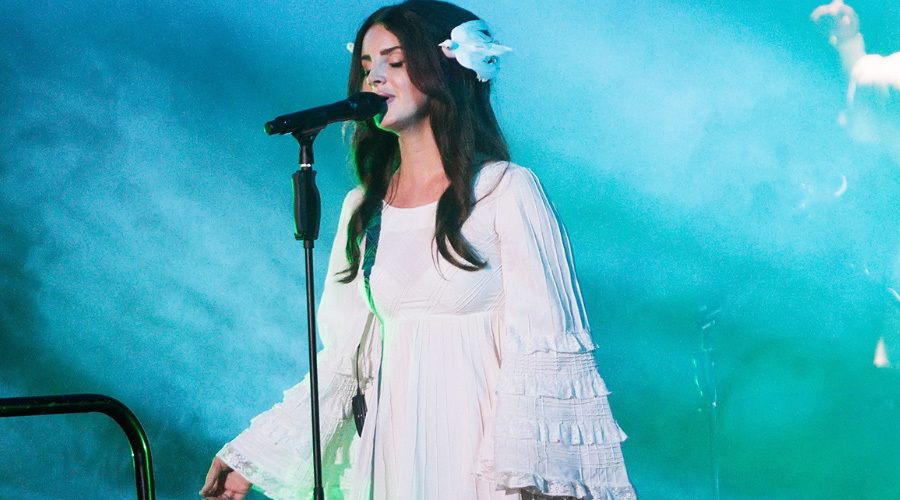 https://cdn.radyofenomen.com/u/img/c/l/a/lanadelrey-1495089546.jpg