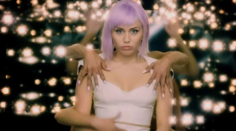 https://cdn.radyofenomen.com/u/img/c/m/i/mileycyrus-1558339921.jpg