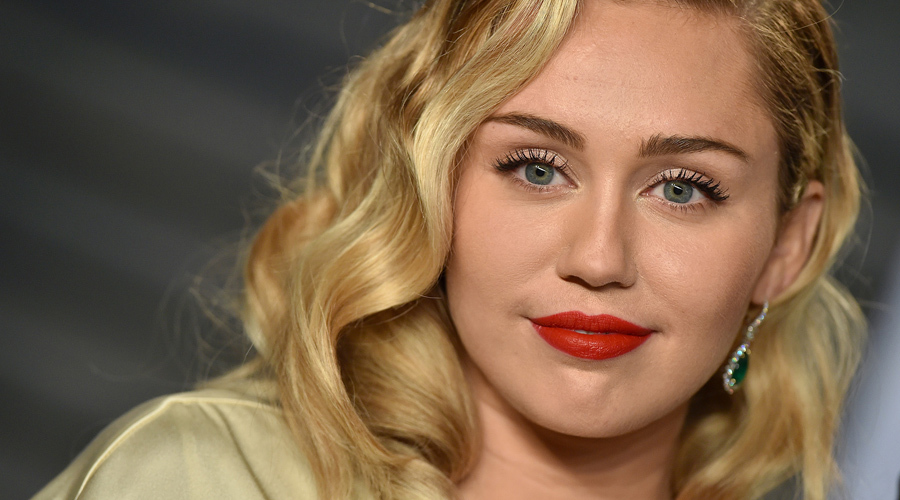 https://cdn.radyofenomen.com/u/img/c/m/i/mileycyrus-1561717527.jpg