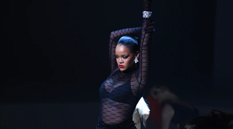 https://cdn.radyofenomen.com/u/img/c/r/i/rihanna-1569322389.jpg